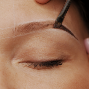 Dlaczego farba do brwi nie trzyma się skóry